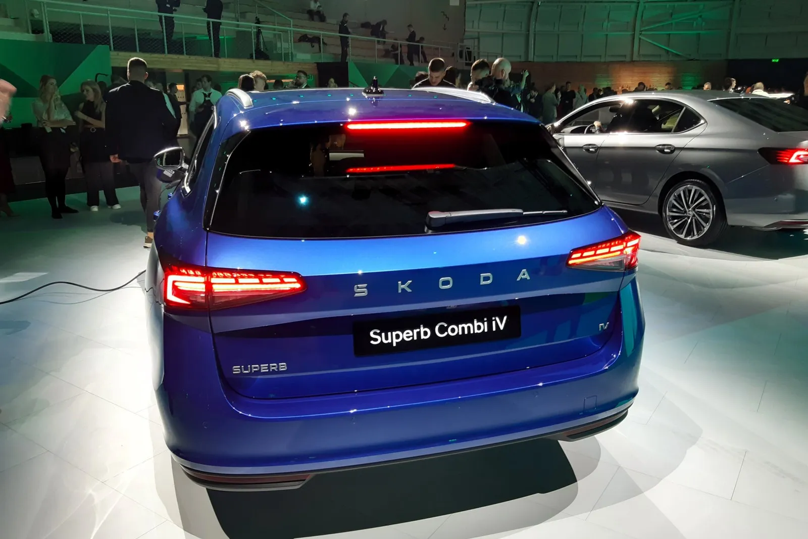 Schmalere Scheinwerfer und prominenter Skoda-Schriftzug am Heck des Superb.